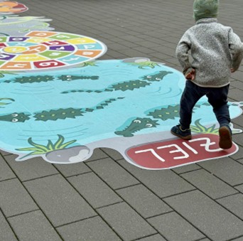 Hüpfspiel auf dem Quartiersplatz