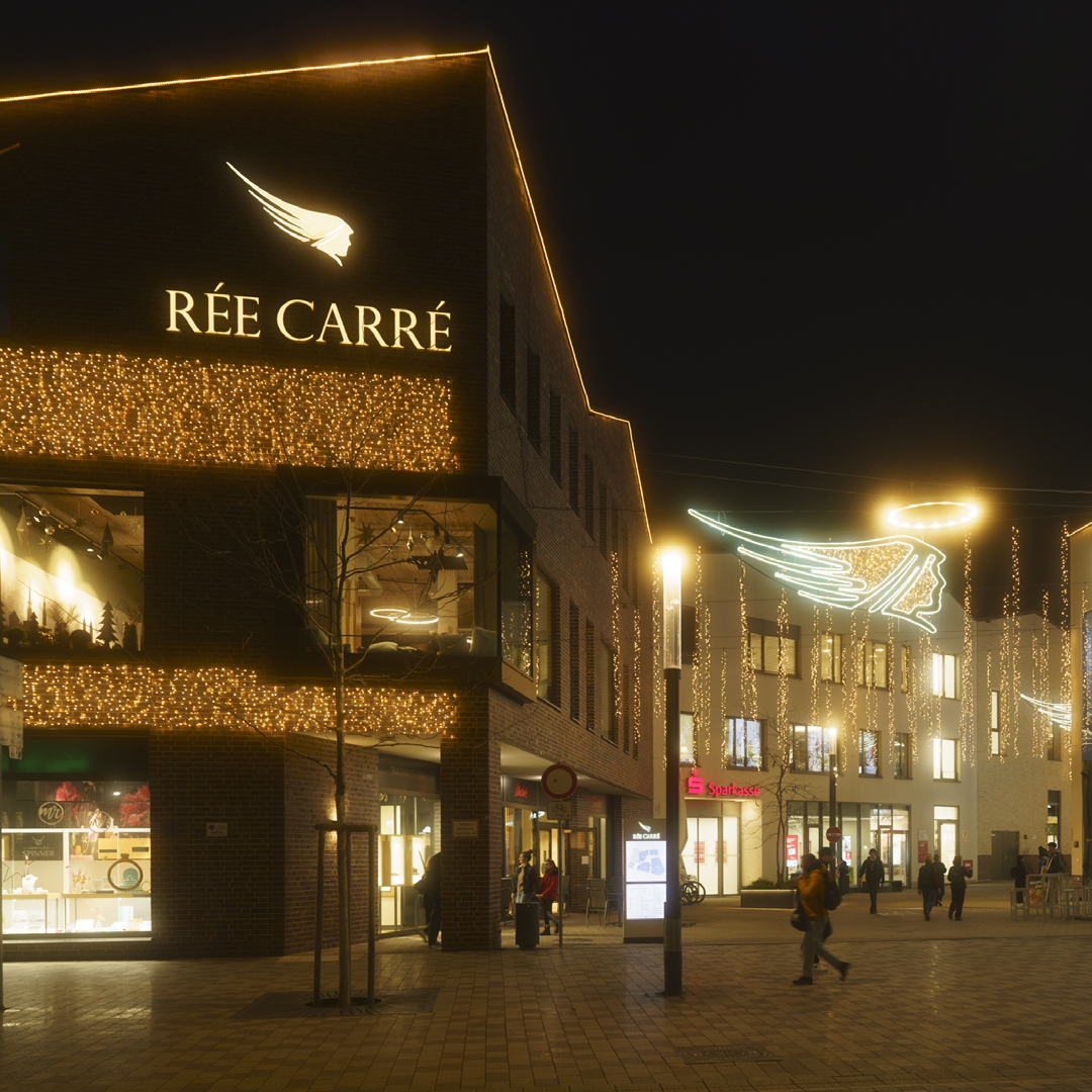 Rée Carré by night